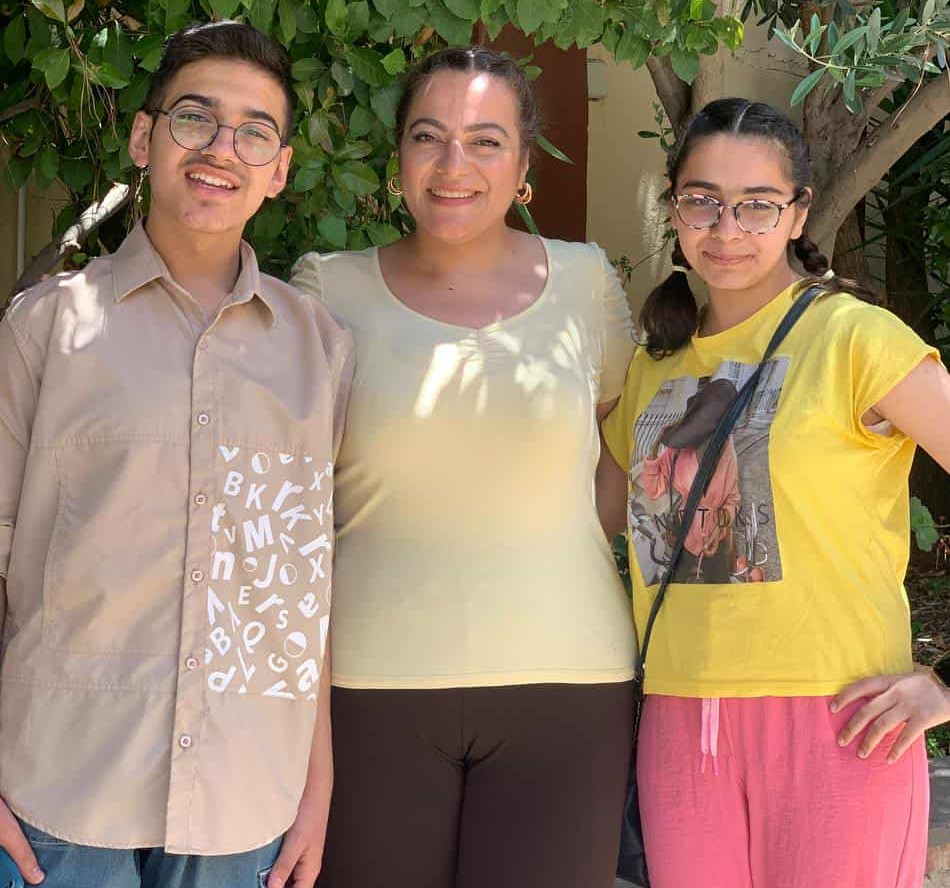 الطفل الفنان موسى الوقاص مع والدته