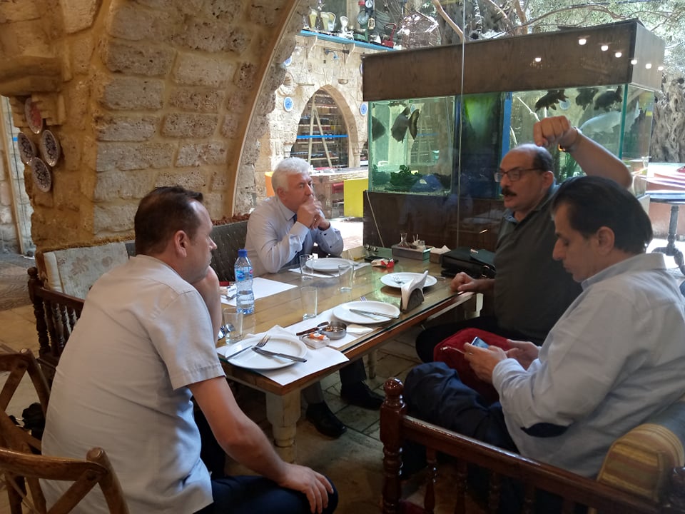 عمرو ناصف و سمير الحسن و أُبي حسن في مطعم الساحة