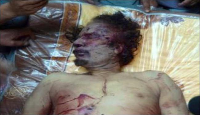 معمر القذافي قتيلا